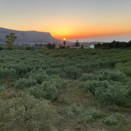 ベッド・アンド・ブレックファスト Casale Belvedere Vista Mare ヴァルデーリチェ